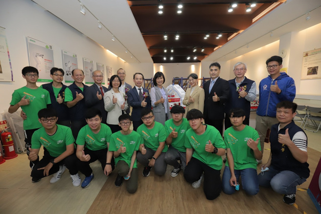 城市科大这次结合新北市三重商工、淡水商工、瑞芳高工与臺北市木栅高工、内湖高工等五所技高端，大手牵小手共建双北机器人联盟。(照片/城市科大提供)

