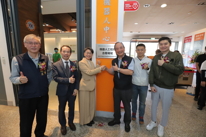 城市科大与五所技高端共组双北机器人联盟，透过学生训练和产业接轨，机器人工程师证照夯，证照加持为职场创造高薪。(照片/城市科大提供)