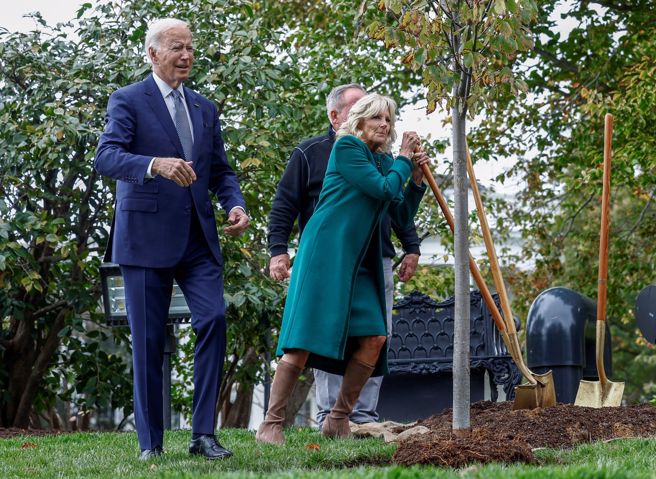 拜登昨日偕第一夫人吉儿(Jill Biden)出席白宫花园举办的植树活动。(图/路透社) 
