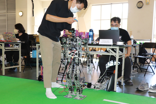 目前国内大型人形机器人仅台师大和高科大有能量制作。图为高科大团队所制作的大型人形机器人。(照片/高科大提供)


