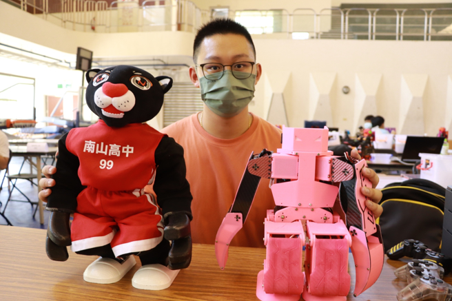 今年国内赛大专组的机器人表演赛项目，台大昆虫系学生辜冠霖(图)独自参赛，裁判认为昆虫系学生也会做机器人，而且做得相当不错，最后评比给予第一名成绩。(照片/高科大提供)