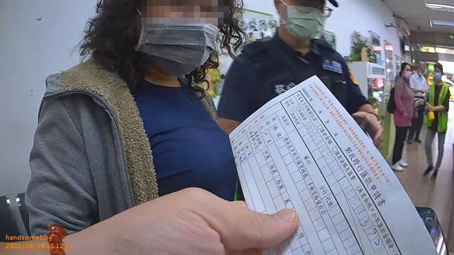 高雄仁武一名妇女碰到诈骗集团，到邮局准备匯款给骗徒，警方到场阻止妇女匯款。（翻摄照片／林瑞益高雄传真）