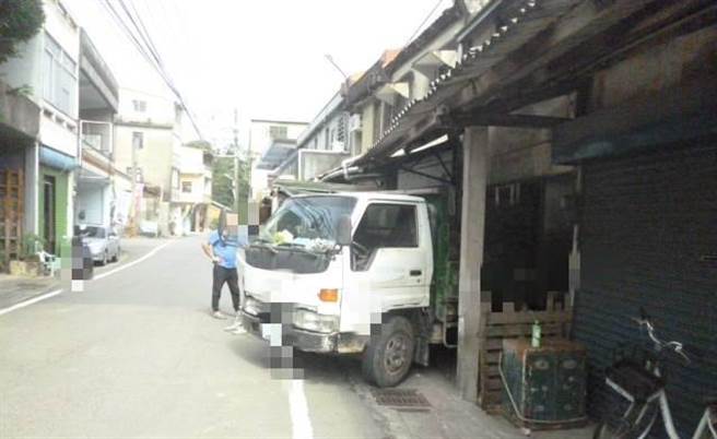 魏姓驾驶没有拉手煞车，导致车辆滑行撞进住宅。（翻摄照片／李京升苗栗传真）