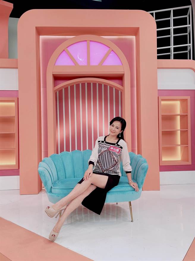 陈仙梅自曝为了省水，坚持2、3人上完厕所才能冲水。（民视提供）