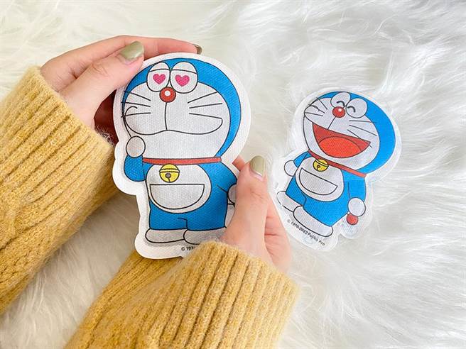 莱尔富「哆啦A梦手握式12h暖暖包」，不只迅速发热暖手，吸睛外型也能疗癒视觉。（莱尔富提供）
