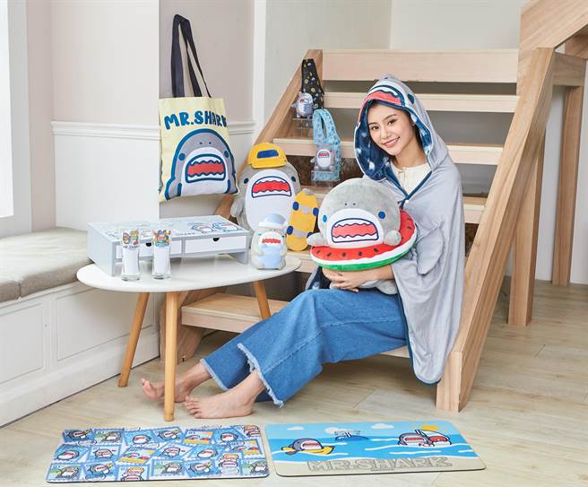 7-11推可爱的「鲨鱼先生」集点周边，珪藻土软垫、夜灯等实用品均有。（7-11提供）