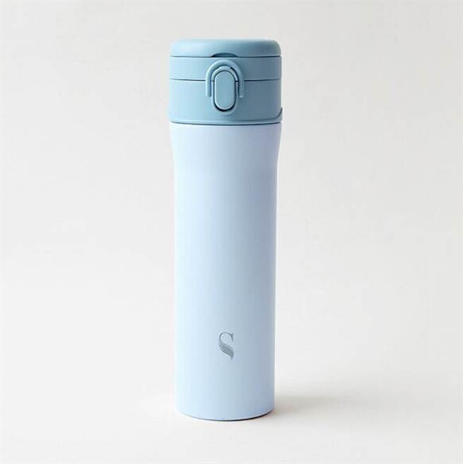 OKmart与Swanz天鹅瓷联名玩集点活动，「芯动陶瓷保温弹跳杯」让你轻松带着热饮走。（摘自Swanz官网）