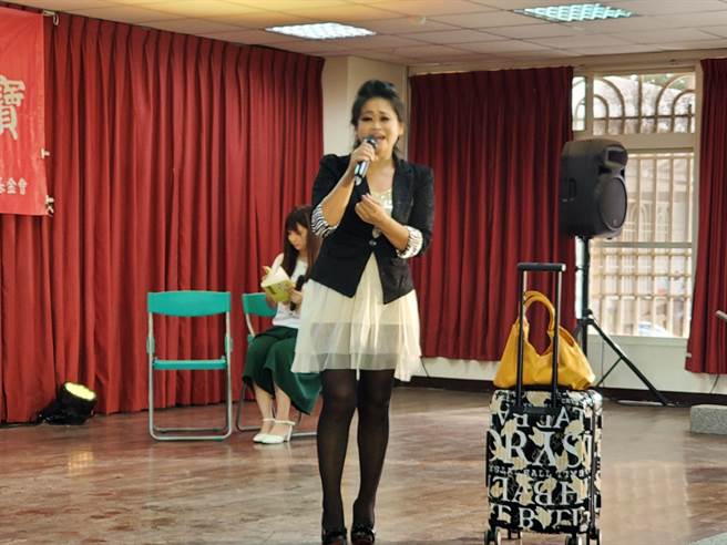 蔡衍明爱心基金会「让爷奶成为心中的宝」公益演唱会中，馨韵合唱团两名女歌手演出「妈妈歌星」。（周丽兰摄）