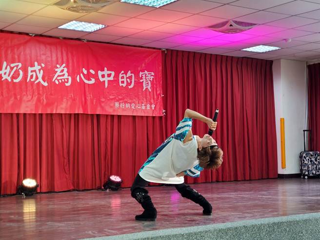 歌手蓝如洁下腰演唱''思慕的人''。（周丽兰摄）