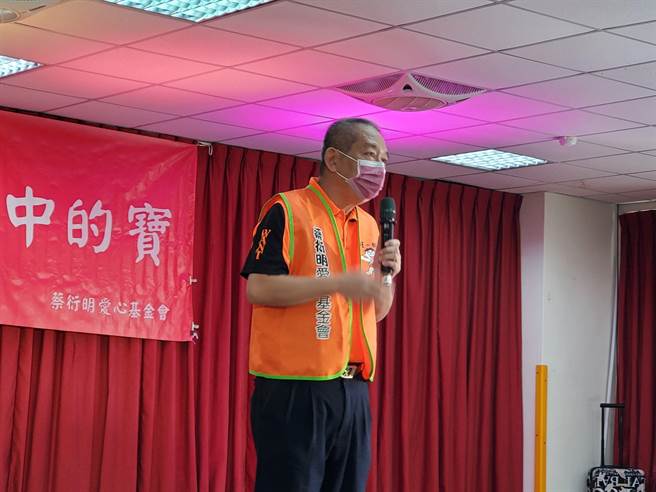 蔡衍明爱心基金会周哲仁说，举办这个活动是蔡衍明董事长的理念，他希望每个台湾人都能够孝顺长辈，出门在外有空要做志愿服务，在家孝顺，外出奉献，台湾就是一个充满爱的社会。（周丽兰摄）