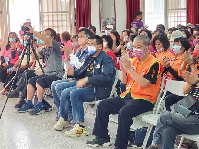 副县长谢淑亚、县议员廖伟晴、李明哲、县府社会处长林文志、二崙乡长参选人锺东荣到场致意。（周丽兰摄）