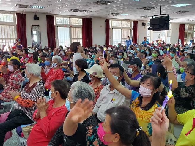 蔡衍明爱心基金会「让爷奶成为心中的宝」公益演唱会25日在二崙乡老人会举行，歌手来蓝如洁走入观眾群演唱，扎实的唱功令长辈们相当佩服。（周丽兰摄）