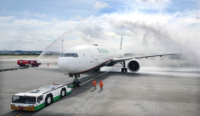 长荣航空25日首航义大利米兰，机场公司特地派出2辆消防车，为首航班机举行象徵好运的洒水仪式。（范扬光摄）