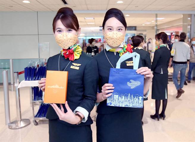 长荣航空25日首航义大利米兰，地勤人员赠送每位登机旅客首航纪念品。（范扬光摄）