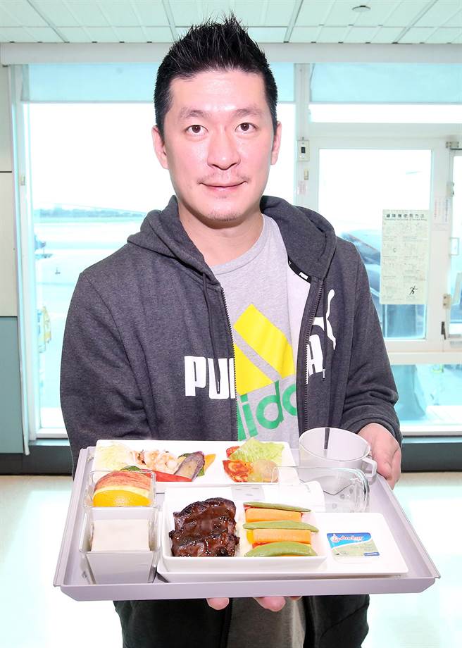 长荣航空25日首航义大利米兰，米其林主厨李皞展示为新航线设计义式餐点。（范扬光摄）