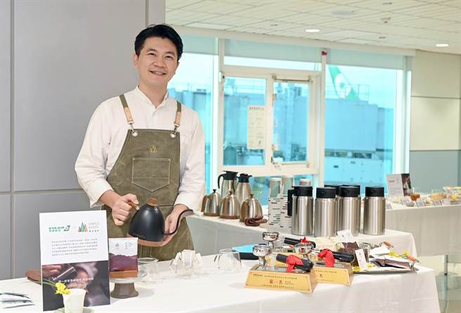 长荣航空25日举行义大利米兰首航仪式，世界冠军咖啡师吴则霖为旅客准备具有核果、焦糖及巧克力风味的深焙咖啡。（长荣航空提供）
