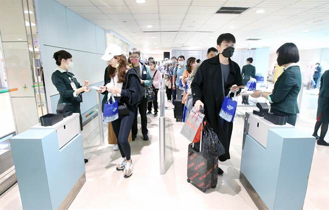 长荣航空25日首航义大利米兰，首航班机就几乎客满。（范扬光摄）