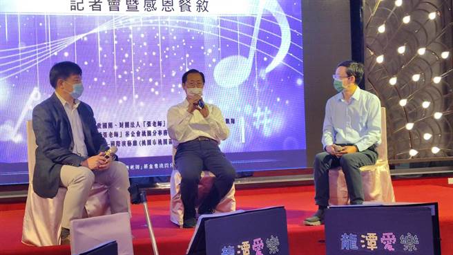 张老师主委张凯翔（中）表示，希望邀请更多关于生命救助、协助有热心的年轻人关心张老师，也邀请社会贤达、企业一起加入张老师的活动。（赖佑维摄）