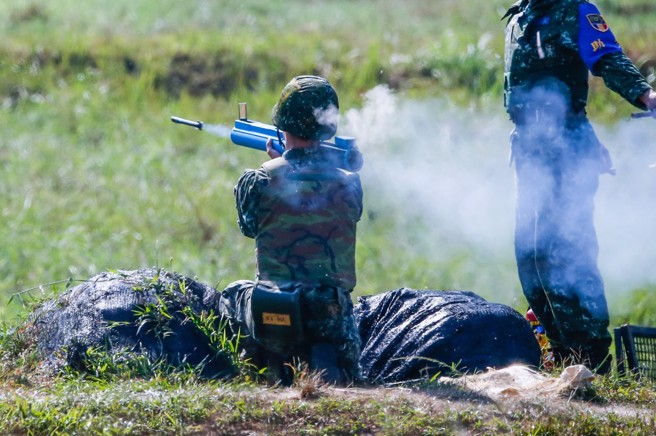 陆军新竹湖口营区、关指部北测中心基地25日进行实弹射击鑑测，1枚火箭因不明原因爆炸，造成4名官兵受伤。（翻摄青年日报粉专）
