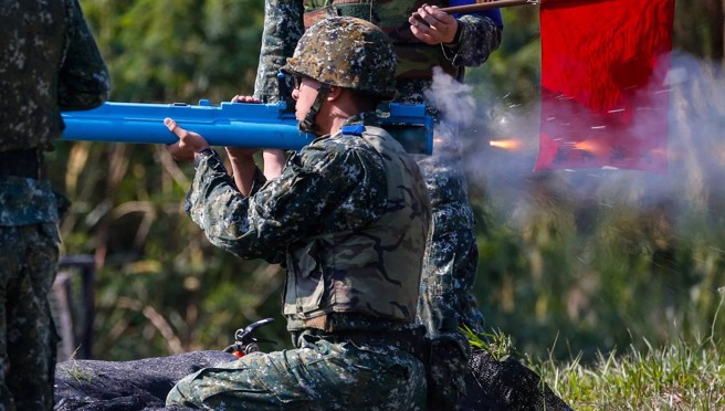 陆军新竹湖口营区、关指部北测中心基地25日进行实弹射击鑑测，1枚火箭因不明原因爆炸，造成4名官兵受伤。（翻摄青年日报粉专）
