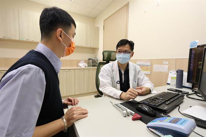 台中张姓男大生日前如厕时「碰、碰」两声倒地，醒来后竟无辜询问「为何会躺在地上？」，张母吓坏，经就医，研判应是「迷走神经性昏厥」。（亚大附医提供／潘虹恩台中传真）