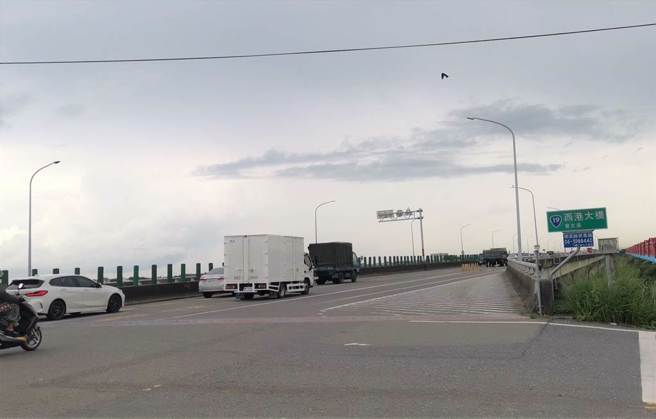 台南西港大桥屡传憾事 公路总局规划加高护网（刘秀芬摄）