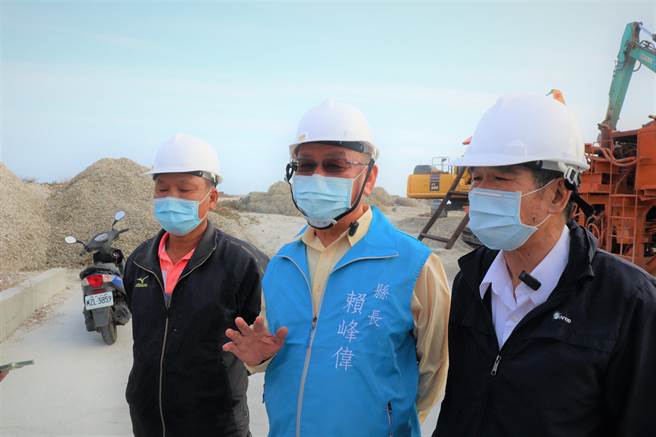 马公蚵壳清运议题再度交锋，澎湖县长赖峰伟视察蚵壳山清除作业时表示，马公市长叶竹林放任蚵壳堆置散发恶臭不处理，罔顾乡亲健康，叶竹林不做，赖峰伟来做。（张茂雄摄）