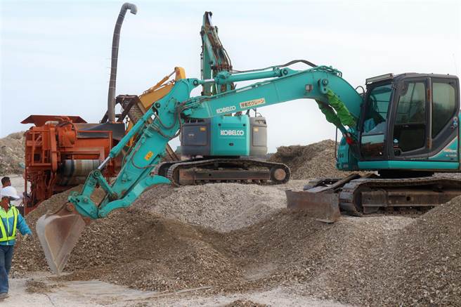 农渔局说此次废弃蚵壳清运採开口契约，经费为290万元整，农渔局至今已清运115车，8立方米蚵壳至湖西土资场，预计今年12月上旬清运5成蚵壳。（张茂雄摄）