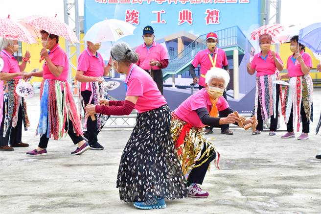 彰化县埔盐乡埔盐国中科学馆「幻新楼」新建工程竣工，提供创新的学习环境，大有社区平均80、90余岁长辈们拄着拐杖载歌载舞。（吴敏菁摄）