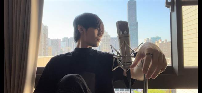 何础休时常在直播上分享自己的音乐创作。（Up直播提供）