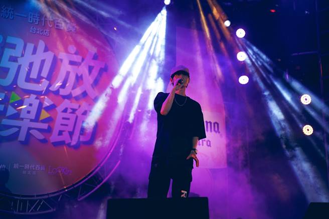 何础休登上弛放音乐节演出。（Up直播提供）