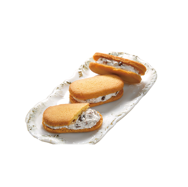 天母SOGO北海道物贩，柳月红豆奶油夹心饼乾4入， 原价499元／盒，特价798元2盒。（天母SOGO提供）