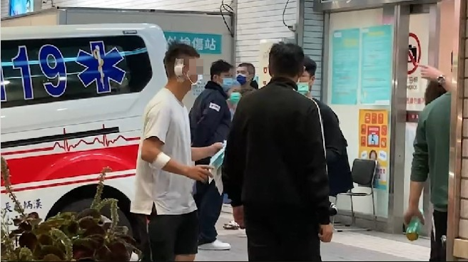 身着白衣服男子是受伤官兵。（翻摄画面）