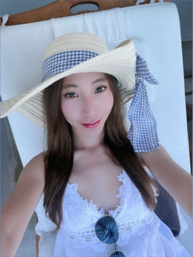 曾格爾穿深V洋裝。（圖／FB@曾格爾）