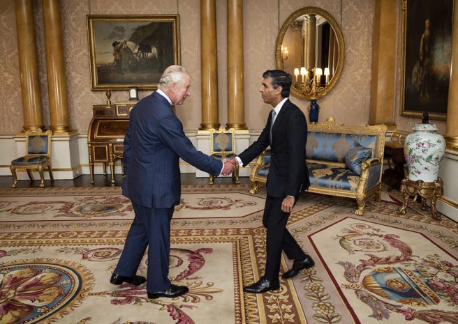 英国国王查尔斯3世接见保守党新任党魁苏纳克，同时任命苏纳克为新首相。(图/美联社)