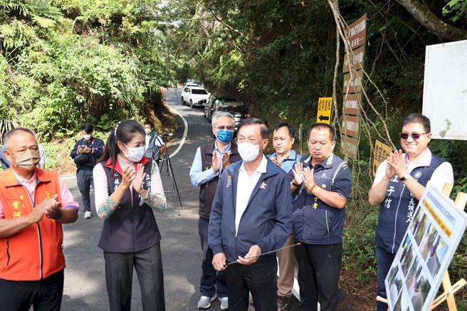 武界部落旧投71线荒芜逾15年，居民戏称山羌专用道，林明溱斥资3500万整修改善。（南投县府提供／杨静茹南投传真）