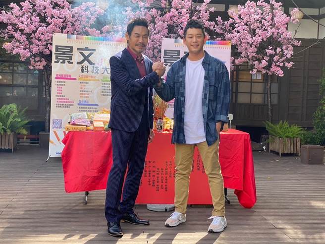 夏靖庭（左）与韩宜邦合作演出新片《木兰特工之弥勒归来》。（全盛文创科技提供）