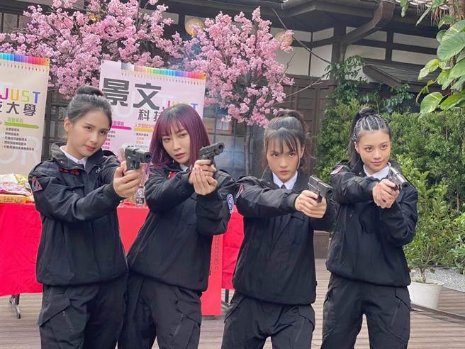 林亭莉（左起）、李昀璐、翁彤薰、高云珏化身特工，个个身手不凡。（全盛文创科技提供）
