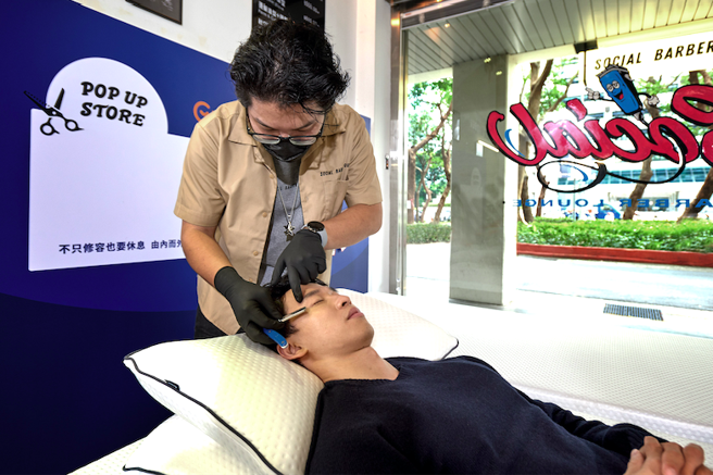 床垫与理髮厅强势联手 打造慢步调社交空间（Emma Sleep提供）