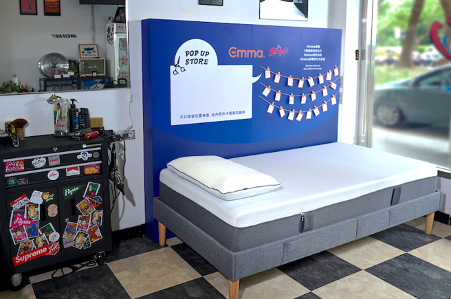 「Emma Sleep」与Social Barber Lounge联手快闪，将床垫搬进男士理髮店，让空间成为小憩社交区，如同Lounge般舒适悠閒。（Emma Sleep提供）