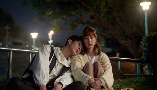 吴念轩（左）与林予晞在公视人生剧展《幻象人》再度谈姊弟恋。（公视提供）