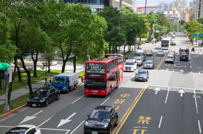 10月28至10月30日限时三天，可于VERSACE Line官方帐号免费御岳搭乘《 Fall In Taipei With VERSACE 》巴士之旅。（摄影Vincent Huang）