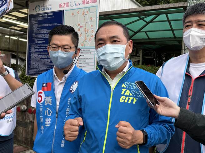 新北市長侯友宜今天下午到新店區建國黃昏市場，陪議員候選人黃心華掃街拉票。（李奇叡攝）