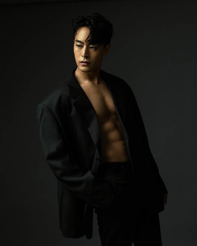 朱宇谋秀出结实好身材，造型帅气。（史坦利国际传媒提供）