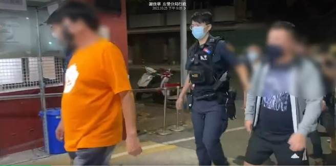高雄市左营区杨姓男子（左）于24日纠眾砸毁军校路一家小吃部的玻璃，警方讯后将闹事的5人函送桥头地检署。（翻摄照片／林瑞益高雄传真）