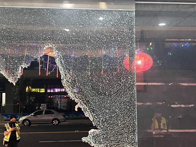 杨姓男子因为不爽小吃部黄姓老板，纠眾砸毁门口玻璃。（翻摄照片／林瑞益高雄传真）