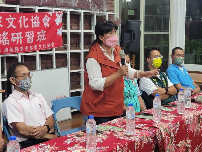 蔡培慧在草屯镇与客家团体座谈，抛出客家文化政见，誓言推动客家文艺復兴繁荣客庄。（蔡培慧竞办提供／杨静茹南投传真）