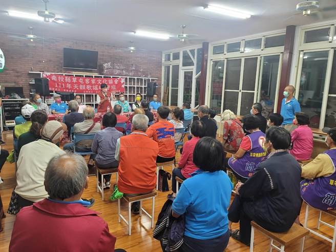 客家乡亲称讚蔡培慧一步一脚印、逐户拜票的态度，深具客家硬颈精神。（蔡培慧竞办提供／杨静茹南投传真）