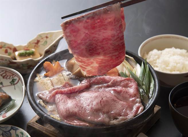 山里日本料理推出日本和牛寿喜锅定食券，旅展优惠价每张2380元。(大仓久和大饭店提供)