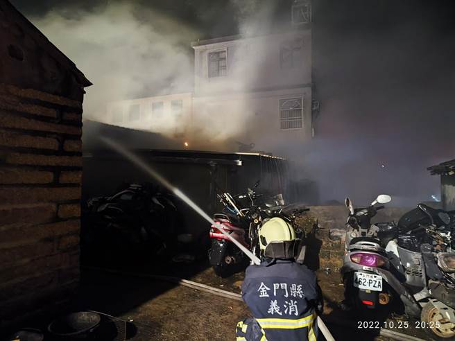 警消赶抵现场紧急布线抢救，火势于20时41分扑灭，所幸未波及周围民宅，无人员伤亡(图／金门县消防局提供)